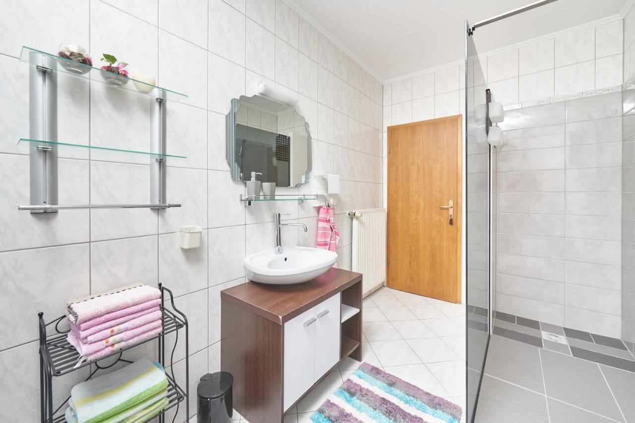 Apartment Lovric With Sea View Kastela