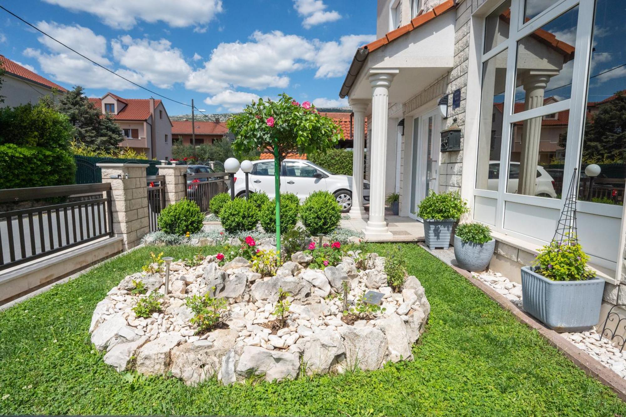 Apartment Lovric With Sea View