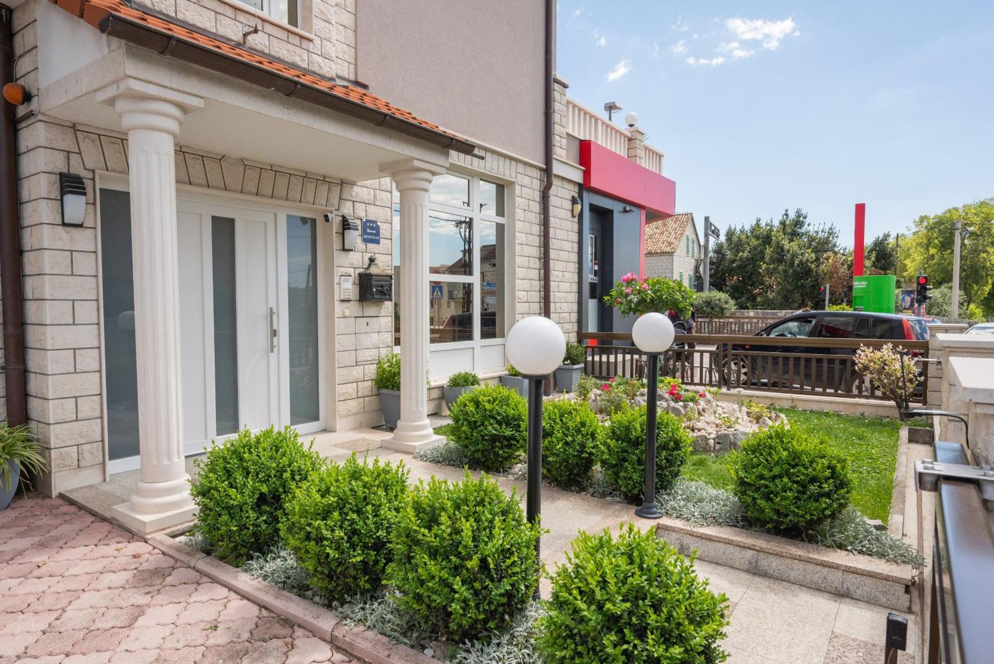Lovric With Sea View Apartment *