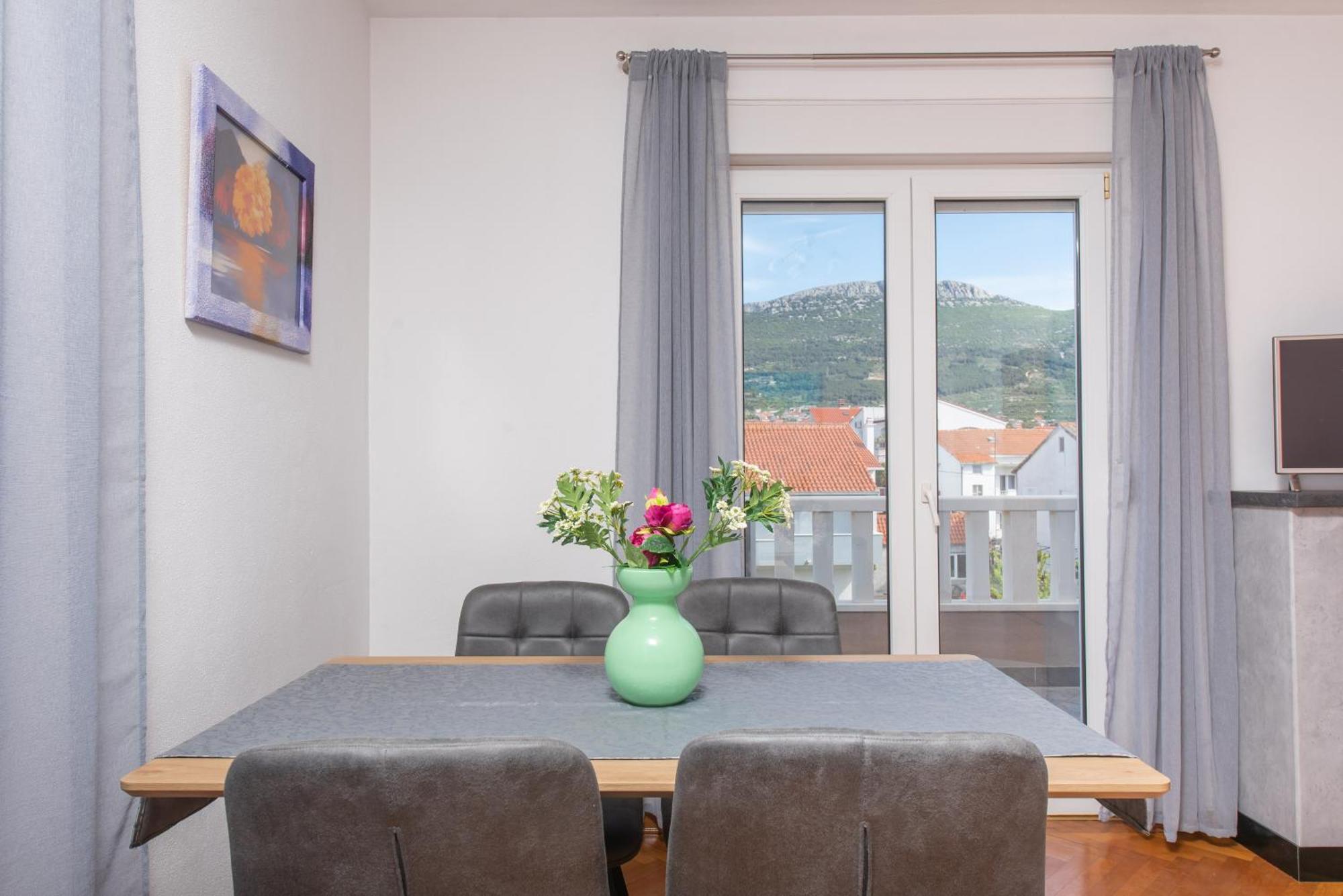 Lovric With Sea View *
