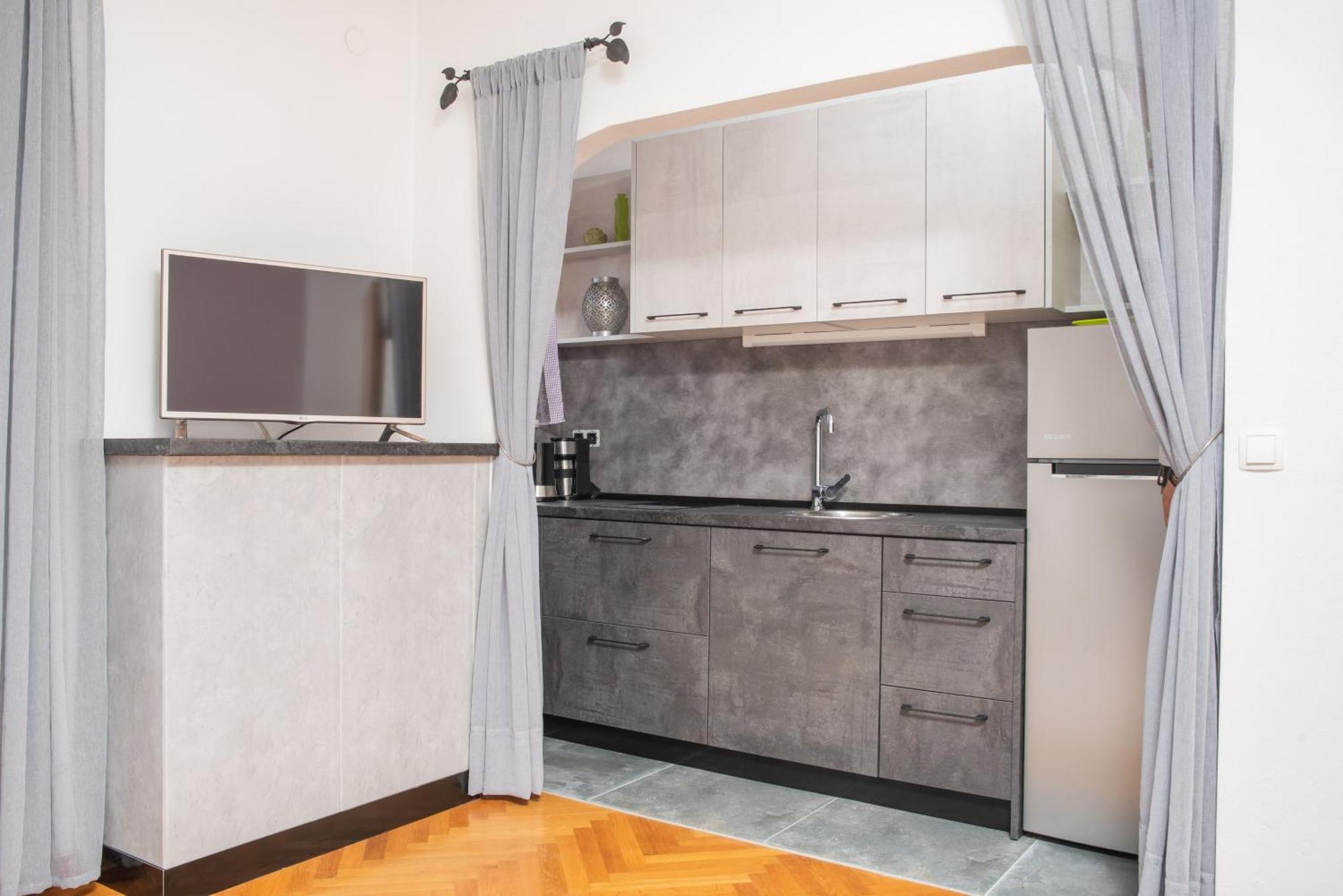 Lovric With Sea View Apartment Kastela