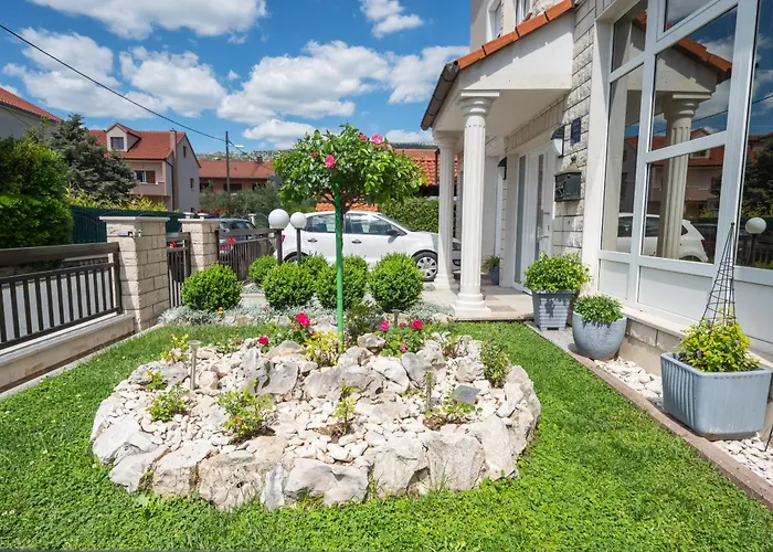 Apartments Lovric With Sea View