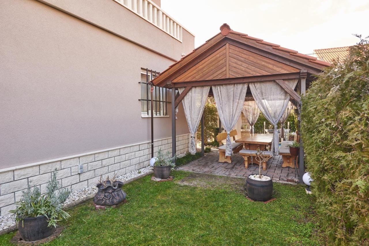 Lovric With Sea View Apartment *